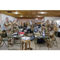 Dans le bâtiment du PC (poste de commandement) de la 3e BM (brigade mécanisée), à côté de l'aéroport international de Bamako (Mali), discussions après le briefing des personnels d'état-major.