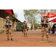 Trinôme assurant la sécurité des abords du bâtiment du PC (poste de commandement) de la 3e BM (brigade mécanisée), à côté de l'aéroport international de Bamako (Mali).