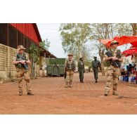 Trinôme assurant la sécurité des abords du bâtiment du PC (poste de commandement) de la 3e BM (brigade mécanisée), à côté de l'aéroport international de Bamako (Mali).