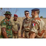 Accueil de l'officier ghanéen Aryee et d'un commandant burkinabé, appartenant à une délégation étrangère de la MISMA (mission internationale de soutien au Mali sous conduite africaine), par les lieutenants-colonels Benoît Saint-Loubert Bié du 68e RAA (régiment d'artillerie d'Afrique) et Martial de Reviers de Mauny, troupe de marine.