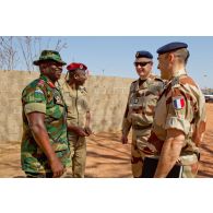 Accueil de l'officier ghanéen Aryee et d'un commandant burkinabé, appartenant à une délégation étrangère de la MISMA (mission internationale de soutien au Mali sous conduite africaine), par les lieutenants-colonels Benoît Saint-Loubert Bié du 68e RAA (régiment d'artillerie d'Afrique) et Martial de Reviers de Mauny, troupe de marine.