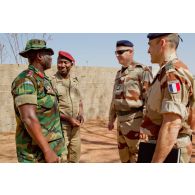 Accueil de l'officier ghanéen Aryee et d'un commandant burkinabé, appartenant à une délégation étrangère de la MISMA (mission internationale de soutien au Mali sous conduite africaine), par les lieutenants-colonels Benoît Saint-Loubert Bié du 68e RAA (régiment d'artillerie d'Afrique) et Martial de Reviers de Mauny, troupe de marine.