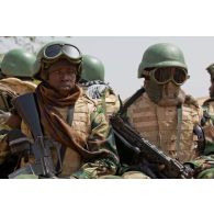 Portrait de militaires sénégalais sur un véhicule pick-up 4x4 Toyota Landcruiser transport de troupes du convoi sénégalais. Les soldats sont armés de fusils d'assaut Colt M16-A2 et d'un fusil Galil avec lance-grenade M203 monté.