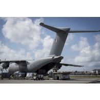 Déchargement de fret depuis la soute d'un avion A400 M sur l'aéroport de Juliana à Saint-Martin, aux Antilles.