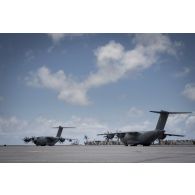 Des avions A400 M français et allemand stationnent sur l'aéroport de Juliana à Saint-Martin, aux Antilles.