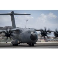 Un avion A400 M allemand arrive sur l'aéroport de Juliana à Saint-Martin, aux Antilles.