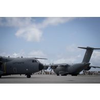 Des avions A400 M français et allemand stationnent sur l'aéroport de Juliana à Saint-Martin, aux Antilles.