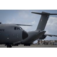 Des avions A400 M français et allemand stationnent sur l'aéroport de Juliana à Saint-Martin, aux Antilles.