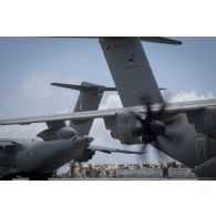 Des avions A400 M français et allemand stationnent sur l'aéroport de Juliana à Saint-Martin, aux Antilles.