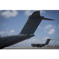 Des avions A400 M français et allemand stationnent sur l'aéroport de Juliana à Saint-Martin, aux Antilles.