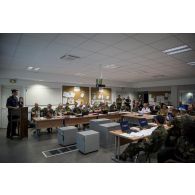 Un officier néerlandais participe à un briefing sous la direction du contre-amiral René-Jean Crignola au centre opérationnel installé à Fort Desaix, en Martinique.