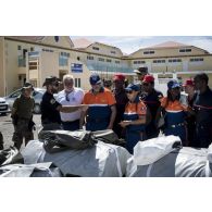 Un gendarme se coordonne avec le personnel de la protection civile et des sapeurs-pompiers pour le montage d'un dispensaire à Marigot sur l'île de Saint-Martin, aux Antilles.