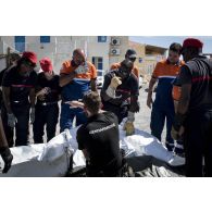 Des gendarmes installent une tente en coordination avec le personnel de la protection civile et des sapeurs-pompiers à Marigot sur l'île de Saint-Martin, aux Antilles.