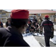 Des gendarmes installent une tente en coordination avec le personnel de la protection civile et des sapeurs-pompiers à Marigot sur l'île de Saint-Martin, aux Antilles.