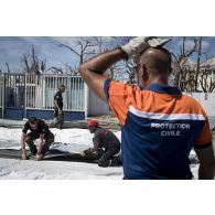 Des gendarmes installent une tente en coordination avec le personnel de la protection civile et des sapeurs-pompiers à Marigot sur l'île de Saint-Martin, aux Antilles.