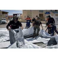 Des gendarmes installent une tente en coordination avec le personnel de la protection civile et des sapeurs-pompiers à Marigot sur l'île de Saint-Martin, aux Antilles.