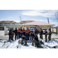 Des gendarmes installent une tente en coordination avec le personnel de la protection civile et des sapeurs-pompiers à Marigot sur l'île de Saint-Martin, aux Antilles.