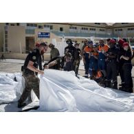 Des gendarmes installent une tente en coordination avec le personnel de la protection civile et des sapeurs-pompiers à Marigot sur l'île de Saint-Martin, aux Antilles.