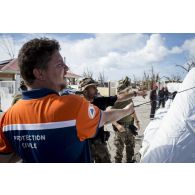 Des gendarmes installent une tente en coordination avec le personnel de la protection civile et des sapeurs-pompiers à Marigot sur l'île de Saint-Martin, aux Antilles.