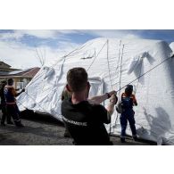 Des gendarmes installent une tente en coordination avec le personnel de la protection civile à Marigot sur l'île de Saint-Martin, aux Antilles.