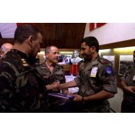 Le général de brigade Costantini, COM-BMN-N, remet un cadeau à un officier émirati.