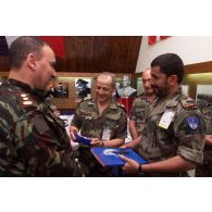 Le général de brigade Costantini, COM-BMN-N, remet un cadeau à un officier émirati.