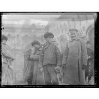 [Un militaire russe et deux Mandchous dans la gare de Vladivostok.]