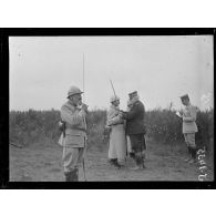 Revues passées par le maréchal Joffre avant les opérations dans la région de la Somme. Le général Joffre décorant un officier. [légende d'origine]