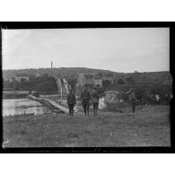 Azy (Aisne). Le pont détruit et la passerelle. [légende d'origine]