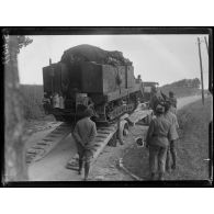 Betz (Oise). Tank embarquant sur un camion. [légende d'origine]