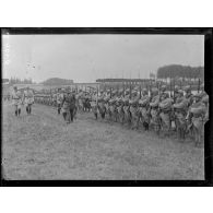 Trilport (Seine-et-Marne). Revue du 133ème d'infanterie par le général Degoutte commandant la 6ème armée, et le colonel Nagaï ; le général et le colone Nagaï passent devant les troupes. [légende d'origine]