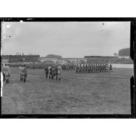 Trilport (Seine-et-Marne). Revue du 133ème d'infanterie et remise de décorations japonaises. Le défilé devant les officiers décorés et les officiers japonais. [légende d'origine]