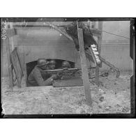 Audenarde, Belgique. Fusiliers mitrailleurs à l'entrée d'une cave voisine du pont. [légende d'origine]