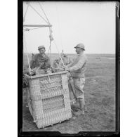 Vaudenay. Marne. Capitaine observateur dans la nacelle d'une saucisse. [légende d'origine].