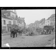 Breteuil (Oise). Place du Marché aux herbes et rue de la République. [légende d’origine]