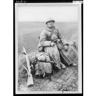 Chasseur à pied du 19e Bataillon descendant des lignes, près d'Esquennoy, route de Breteuil à Flers (Somme).