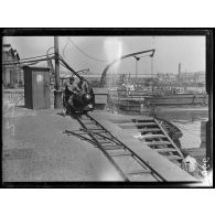 Port de Cherbourg. Base des sous-marins. Bassin Napoléon. Transport d'une torpille. [légende d'origine]