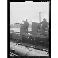 Cherbourg. Bassin Napoléon. Base de sous-marins. Le sous-marin Andromaque. Le canon de 34 et la cuisine. [légende d'origine]