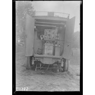 Moreuil (Somme). Poste télégraphique automobile en station. 6-9-16. [légende d'origine]