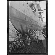 Toulon. Cuirassé  Askold en cale sèche. Marins russes nettoyant la chaîne de l'ancre. 20-9-16. [légende d'origine]