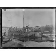 Toulon. Le port. Le Mangini. Un récent contre-torpilleur venant d'entrer au bassin. [légende d'origine]