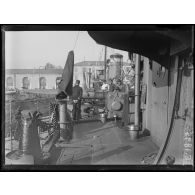 Port de Toulon. Le Mangini. Un tube lance-torpilles. [légende d'origine]