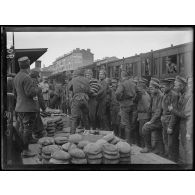 Gare de Toulon. Ravitaillement des troupes russes. [légende d'origine]