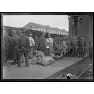 Gare de Toulon. Ravitaillement des troupes russes. [légende d'origine]