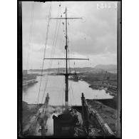 Toulon. Cuirassé Lorraine. Appareil de T.S.F. Vue prise de la mâture. [légende d'origine]