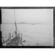 Toulon. Vue à bord du torpilleur 270. Sortie d'un sous-marin de sa plongée. [légende d'origine]