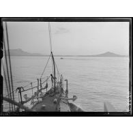 Toulon. Vue à bord du torpilleur 270. Un sous-marin plonge. [légende d'origine]