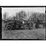 Courmelois. Marne. VII section d'auto canons. Un auto canon et son canon. [légende d'origine]