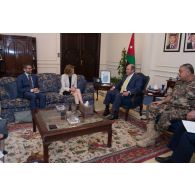 La ministre des Armées s'entretient avec Hani Fawzi Mulki, Premier ministre jordanien, lors de sa visite à Amman, en Jordanie.