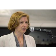 La ministre des Armées prononce un discours devant le personnel de la base aérienne projetée (BAP) en Jordanie.